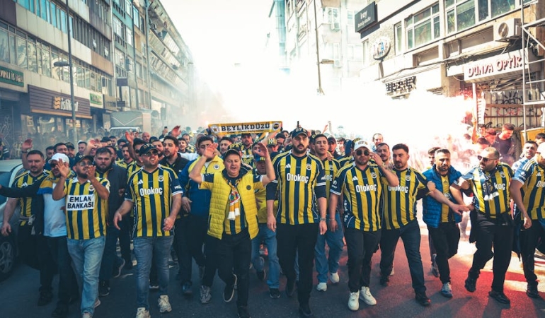 Eyupsporlu-Anil-Yasar8217dan-Fenerbahce-Taraftarlarina-Tartismali-Hareket-ve-Sonrasi-featured